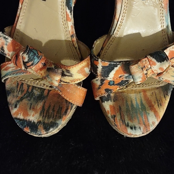 Women's Platform wedge Sandals by Chinese Laundry, Size 6. - Picture 8 of 9